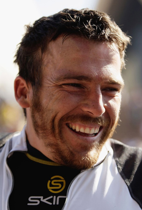 معاق يحطم الارقام القياسية في الصعود الى برج سدني!!