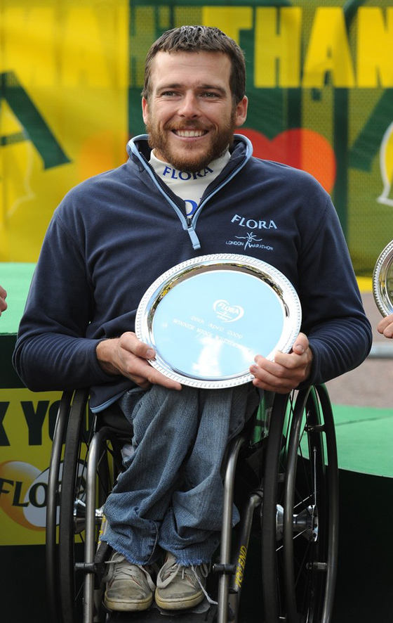 معاق يحطم الارقام القياسية في الصعود الى برج سدني!!