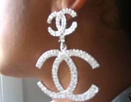 الاقراط الطويله تسبب في شق لحمه الاذن