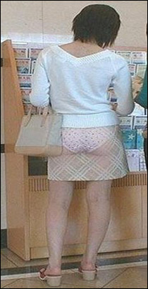 زي المدرسة الجديد: تنورة شفافة من دون ملابس داخلية! 