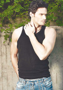 العارض السويدي ميخائيل: لا أتابع الموضة بل أرتدي ما يناسبني