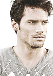 العارض السويدي ميخائيل: لا أتابع الموضة بل أرتدي ما يناسبني