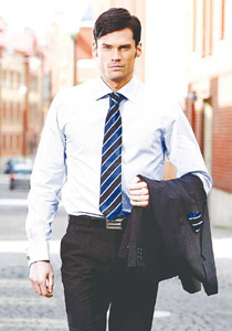 العارض السويدي ميخائيل: لا أتابع الموضة بل أرتدي ما يناسبني