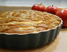 كيكة التفاح بصلصة التوفي