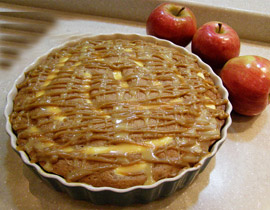 كيكة التفاح بصلصة التوفي