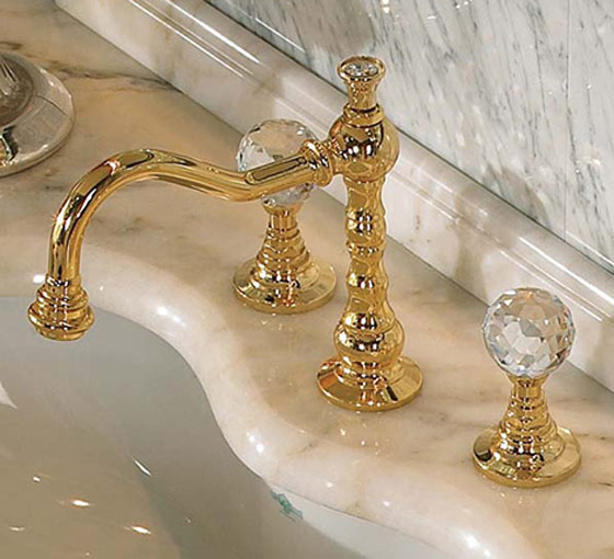 حمامات ملوكية من الذهب والفضة.. ولا في الأحلام!!!