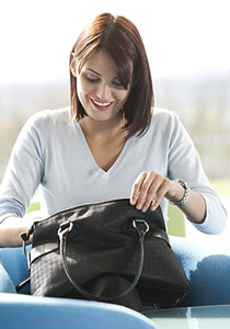 المرأة تهدي حقيبتها اليدوية 76 يوما من حياتها!! 