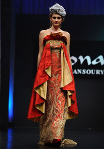 المصممة الإماراتية منى دعت زعماء العرب للوحدة العربية