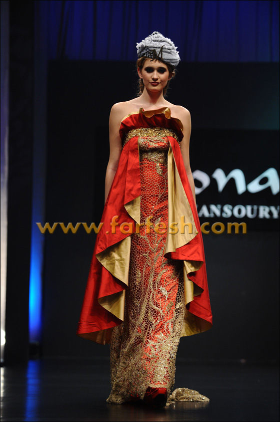 المصممة الإماراتية منى دعت زعماء العرب للوحدة العربية