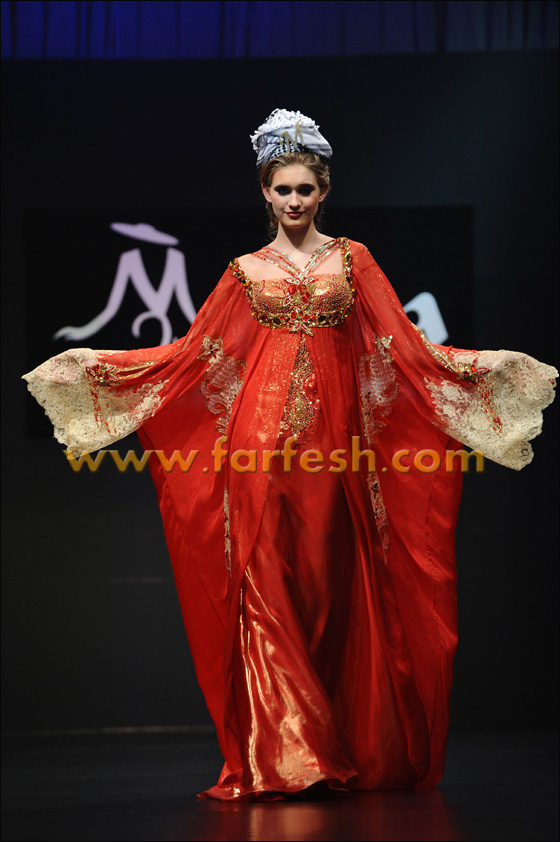 المصممة الإماراتية منى دعت زعماء العرب للوحدة العربية