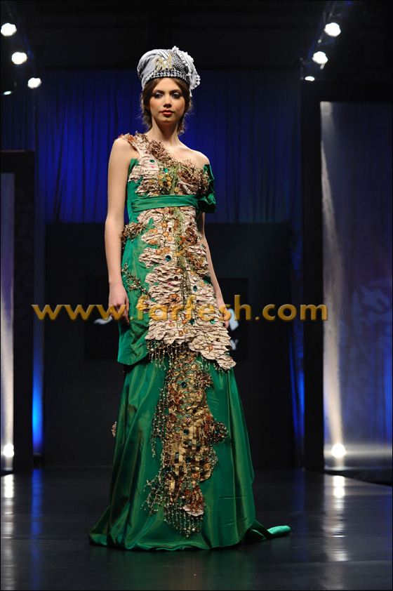 المصممة الإماراتية منى دعت زعماء العرب للوحدة العربية