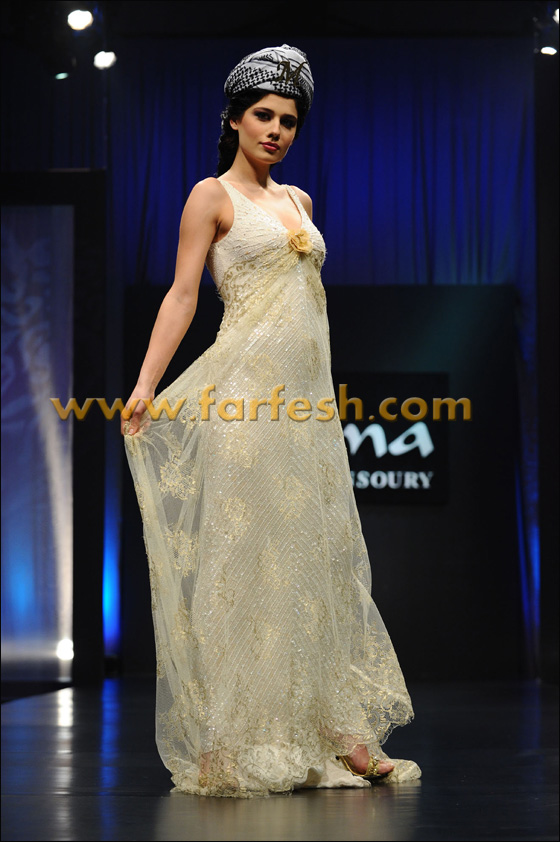 المصممة الإماراتية منى دعت زعماء العرب للوحدة العربية