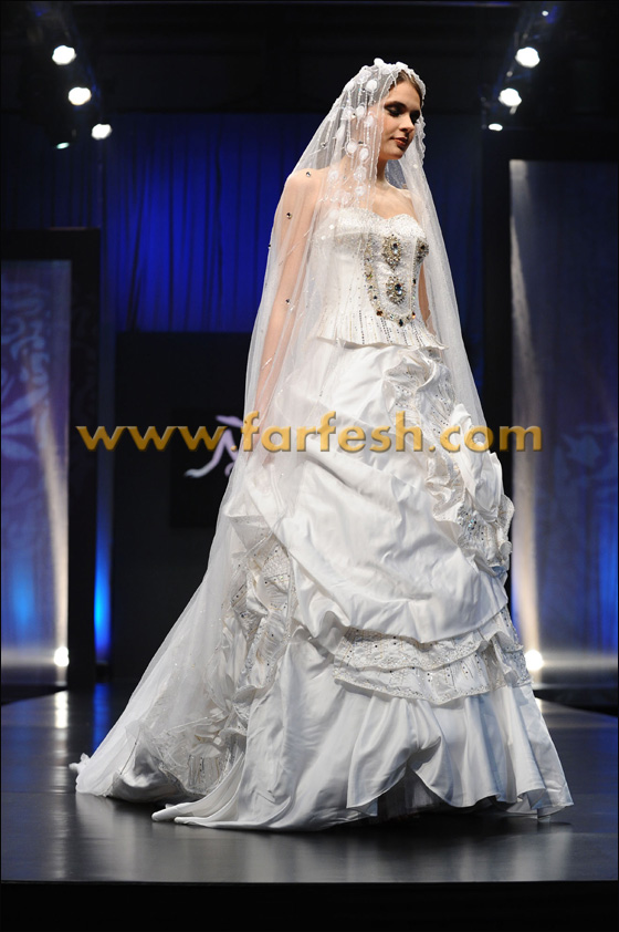 المصممة الإماراتية منى دعت زعماء العرب للوحدة العربية