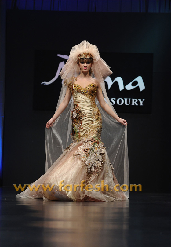 المصممة الإماراتية منى دعت زعماء العرب للوحدة العربية