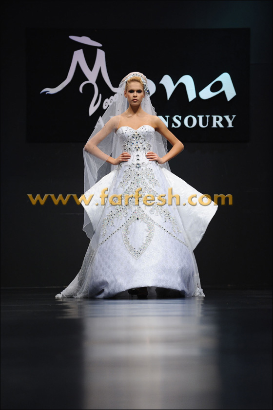 المصممة الإماراتية منى دعت زعماء العرب للوحدة العربية