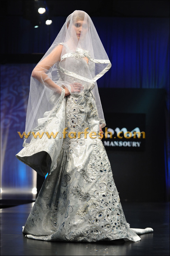 المصممة الإماراتية منى دعت زعماء العرب للوحدة العربية