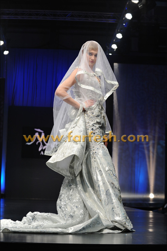 المصممة الإماراتية منى دعت زعماء العرب للوحدة العربية