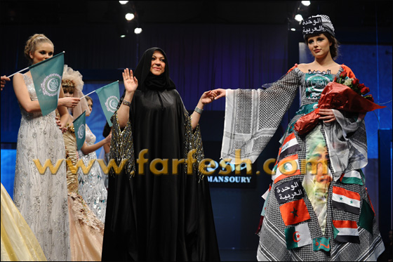 المصممة الإماراتية منى دعت زعماء العرب للوحدة العربية