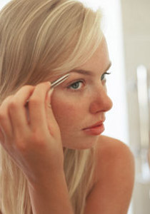 4 خطوات أساسية عليك إتباعها لجمال حاجبيك!