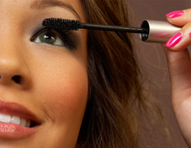 خبيرة التجميل دينا: الحواجب السميكة هي الموضة! 