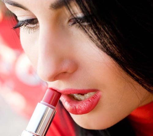 كيف يقع اختيارك على احمر الشفاه؟!!