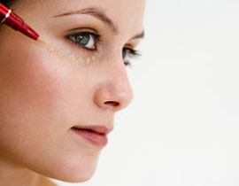 خبيرة التجميل دينا: الحواجب السميكة هي الموضة! 