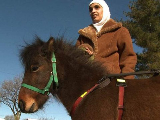 مكفوفة تستعين بفرس للتنقل 
