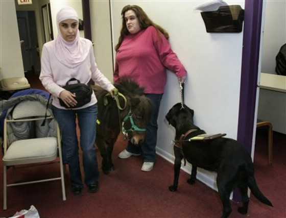 مكفوفة تستعين بفرس للتنقل 