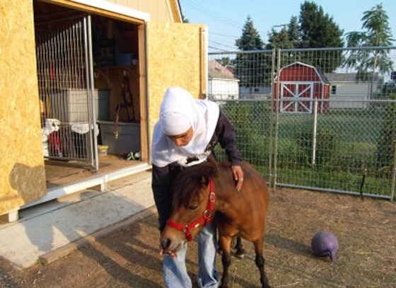 مكفوفة تستعين بفرس للتنقل 