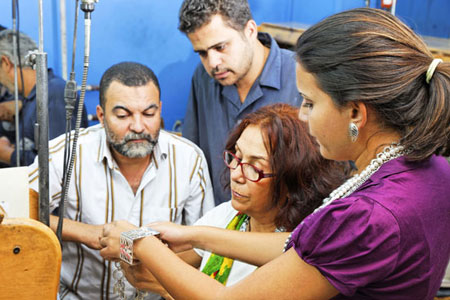 أشهر مصممة مجوهرات عالمية: لم ولن أفتتح فرع بإسرائيل