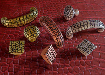 ديكورات واكسسوارات كلاسيكية مصنوعة من الجلد