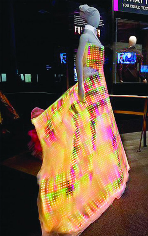 أكبر زي ضوئي في العالم يزيد المرأة بريقًا وتألّقًا!!