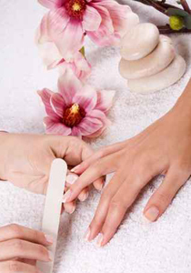 طريقة لجعل طلاء الأظافر ثابتاً وجميلاً لفترة أطول