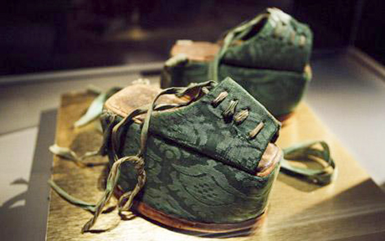 معرض احذية نسائية من القرن الـ 16 في توربنتو 