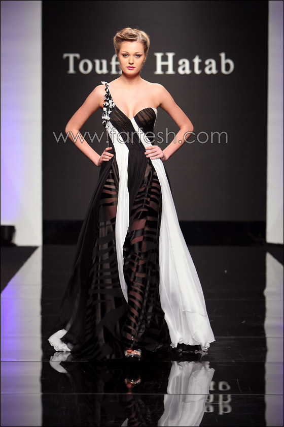 المصمّ توفيق حطب يغازل المرأة المثيرة!!