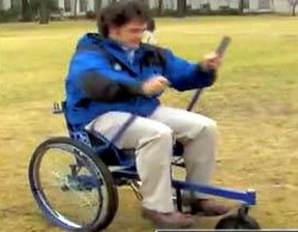 كرسي متحرّك مع رافعات يسهّل الحركة على الطرق الوعرة!!