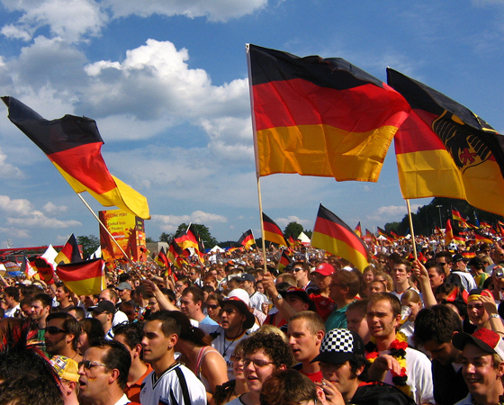 الالمان يرفعون شعار : يحيا الجمال"!!