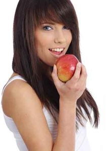 غسل التفاح وتناوله بقشره.. وقل وداعاً للسرطان!