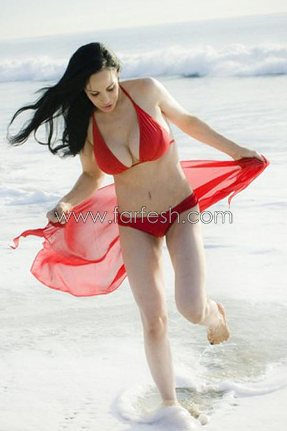 ناديا سليمان صاحبة البطن الكبير تعرض بالمايوه البكيني!!