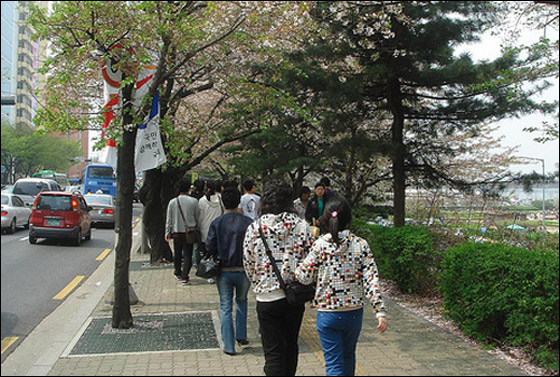 إذا كنتما ترتديان نفس الثياب فأنتما عاشقان!! 