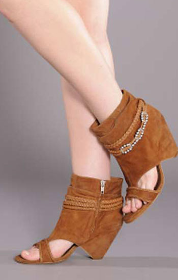 الصندل البوت آخر صيحات الموضة فى الصنادل 2010!! 