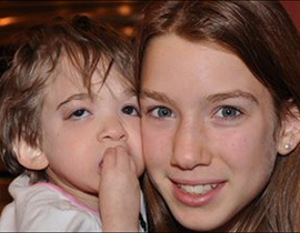 تعد سنوات ولكنها لا تكبر! فتاة 17 عاما بحجم طفل رضيع!! 