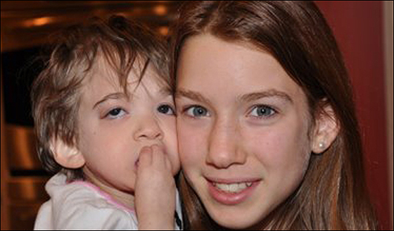 تعد سنوات ولكنها لا تكبر! فتاة 17 عاما بحجم طفل رضيع!! 