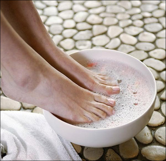 إليك من موقع شايف طريقة البديكير بالصور!!