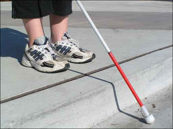 جديد في سوريا: اجهزة تنبيه للمكفوفين عند قطع الشارع!