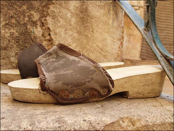 الشباشب البلاستيكية تهزم القباقيب التقليدية!!