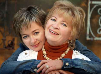 علاقتك العاطفية مرهونة بعلاقتك مع والدتك!