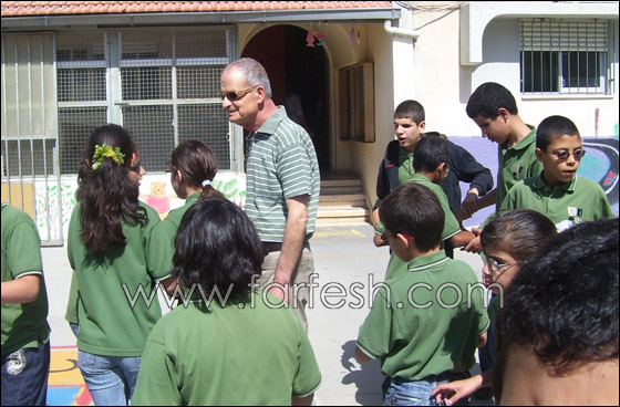 كفيف يصلح آلات الطباعة ويتفوق على 4000 معلم مبصر! 