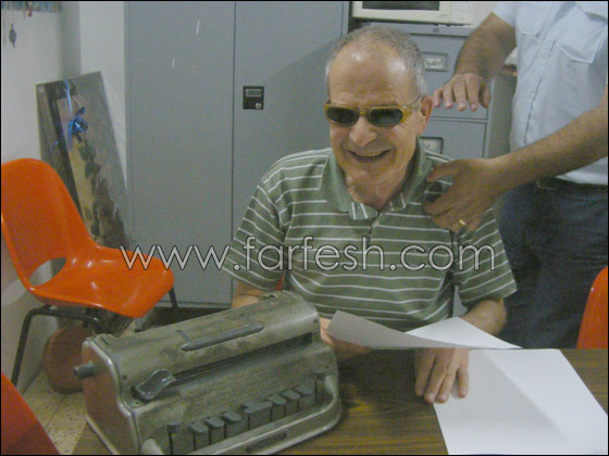 كفيف يصلح آلات الطباعة ويتفوق على 4000 معلم مبصر! 