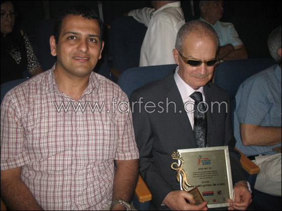 كفيف يصلح آلات الطباعة ويتفوق على 4000 معلم مبصر! 